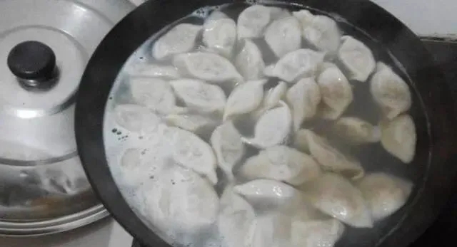 速凍餃子應(yīng)該怎么煮，為什么煮速凍餃子要溫水下鍋？